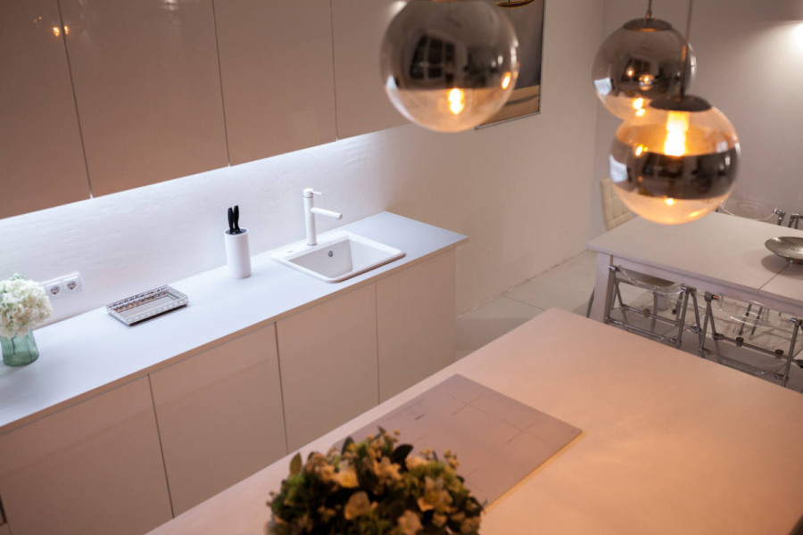 Белый минималистичный лофт с кухней и панорамными окнами (лофт МОНИКА) 