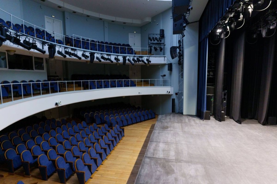 Большой зал в театральном центре